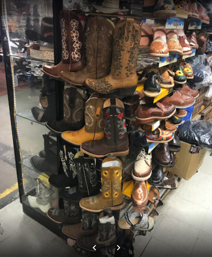 El Faro Plaza swap meet tiene una gran variedad de oferta en calzado mexicano, y es que no solo vas a encontrar botas, sino que también los populares huaraches que aportan comodidad y estilo único a todo el que las porta.