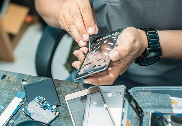 El Faro tiene puestos especializados en la reparación de celulares, protectores de pantalla y activación de nuevas líneas. También encontrará celulares en venta de todas las marcas.