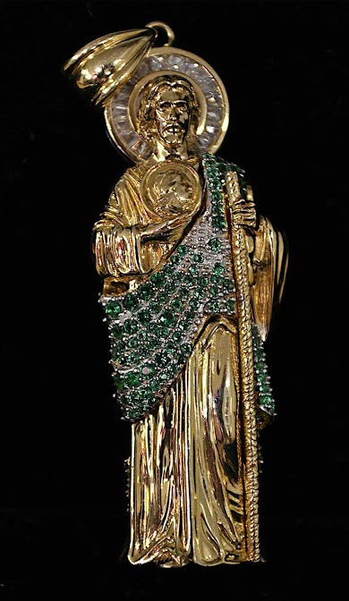 Explore the beauty of authentic Mexican jewelry at El Faro Plaza in Los Angeles. Discover handcrafted silver, gold, and diamond pieces that blend culture, tradition, and artistry.